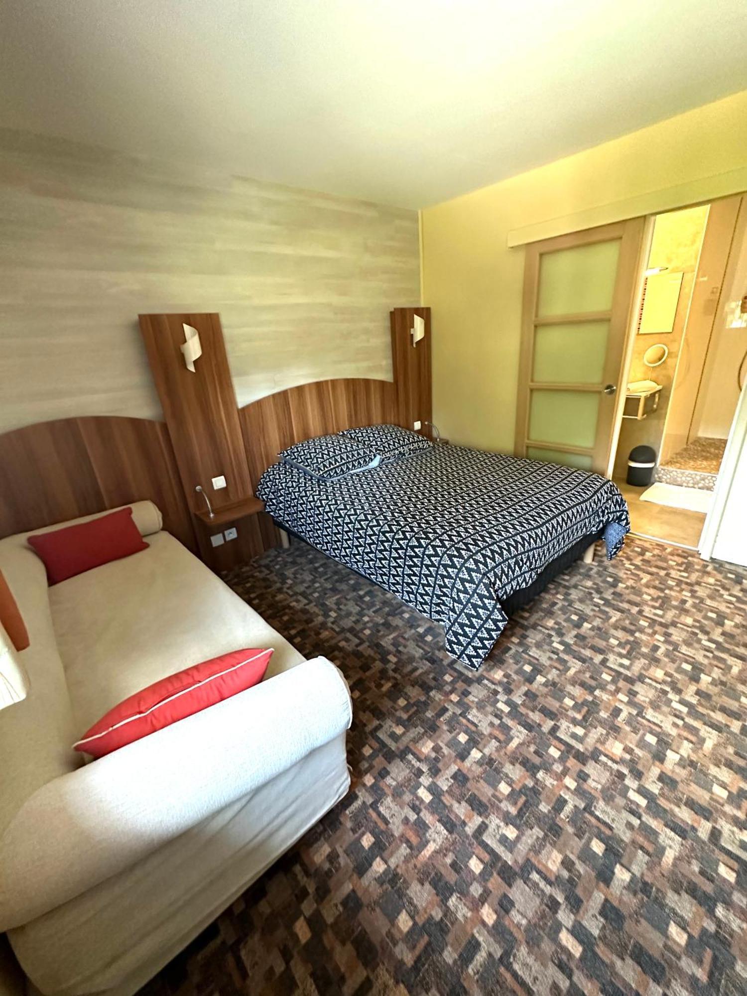 Hotel Roc Land Les Portes du Coglais エクステリア 写真