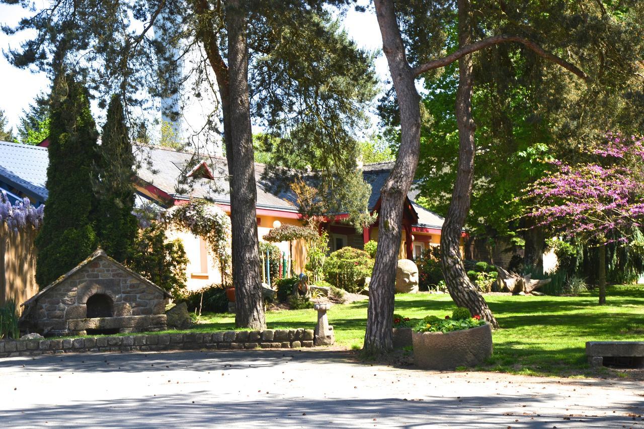 Hotel Roc Land Les Portes du Coglais エクステリア 写真
