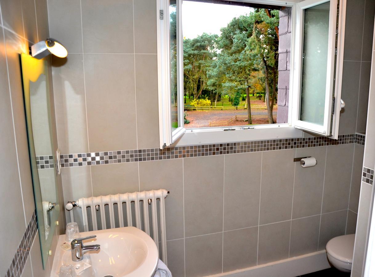 Hotel Roc Land Les Portes du Coglais エクステリア 写真